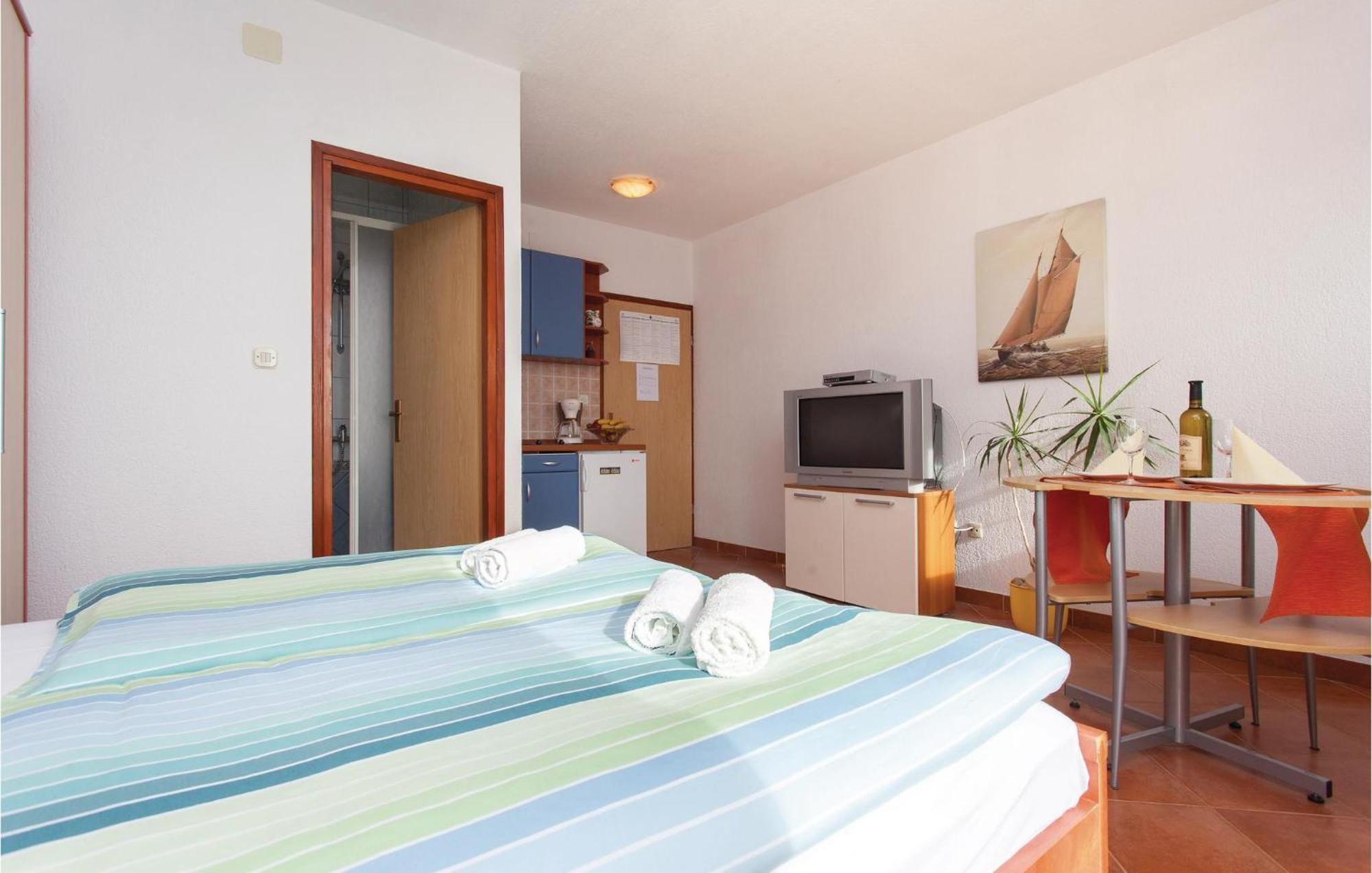 Stunning Apartment In Kornic With House Sea View מראה חיצוני תמונה